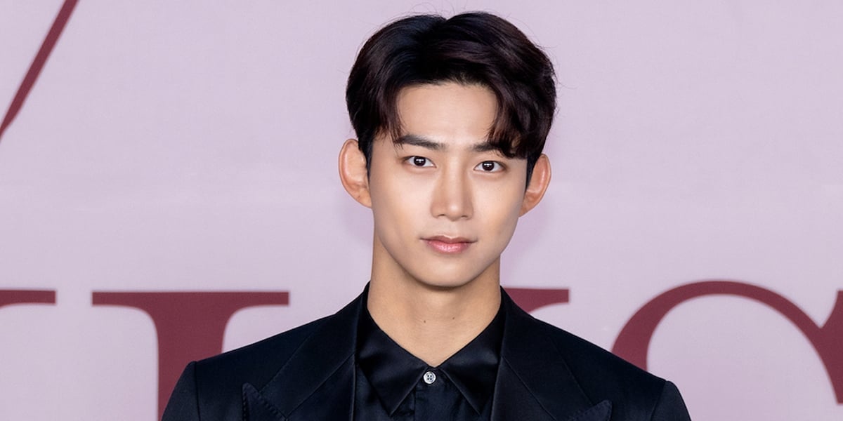 2PM Taecyeon seen with his long-time Girlfriend